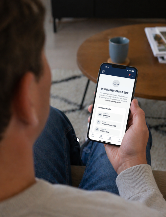 Cliënt boekt zorg via de MET-CARE app op de smartphone